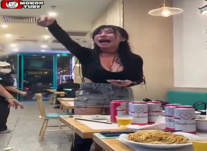 Video :Violent fight between two women in a Chinese restaurant